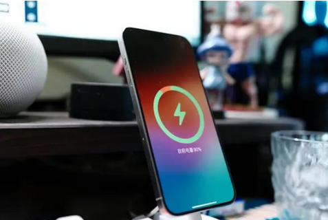 总口管理区苹果15换屏服务分享用什么充电器给iPhone15充电更好 